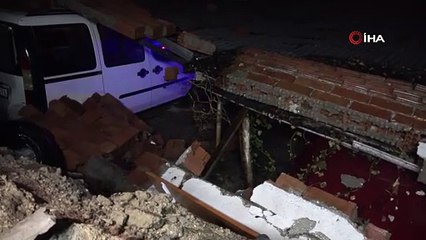 İstinat duvarı çöktü, 6 araç altında kaldı