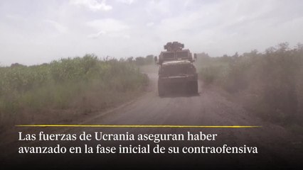 La bandera ondea sobre el pueblo recién liberado, confirmando el avance de Ucrania