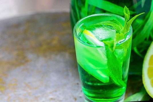 Green Spritz : voici la recette de ce cocktail qui cartonne en Italie, il est parfait pour changer du traditionnel Aperol Spritz