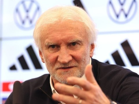Einen Tick zu pomadig : Rudi Völler kritisiert Fußball-Nationalteam