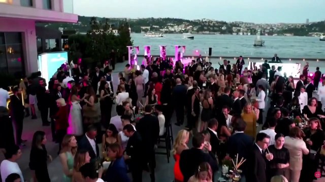 Gecenin en dikkat çeken ismi! Hazer Ergüçlü, sütyen büstiyerle kırmızı halıda boy gösterdi