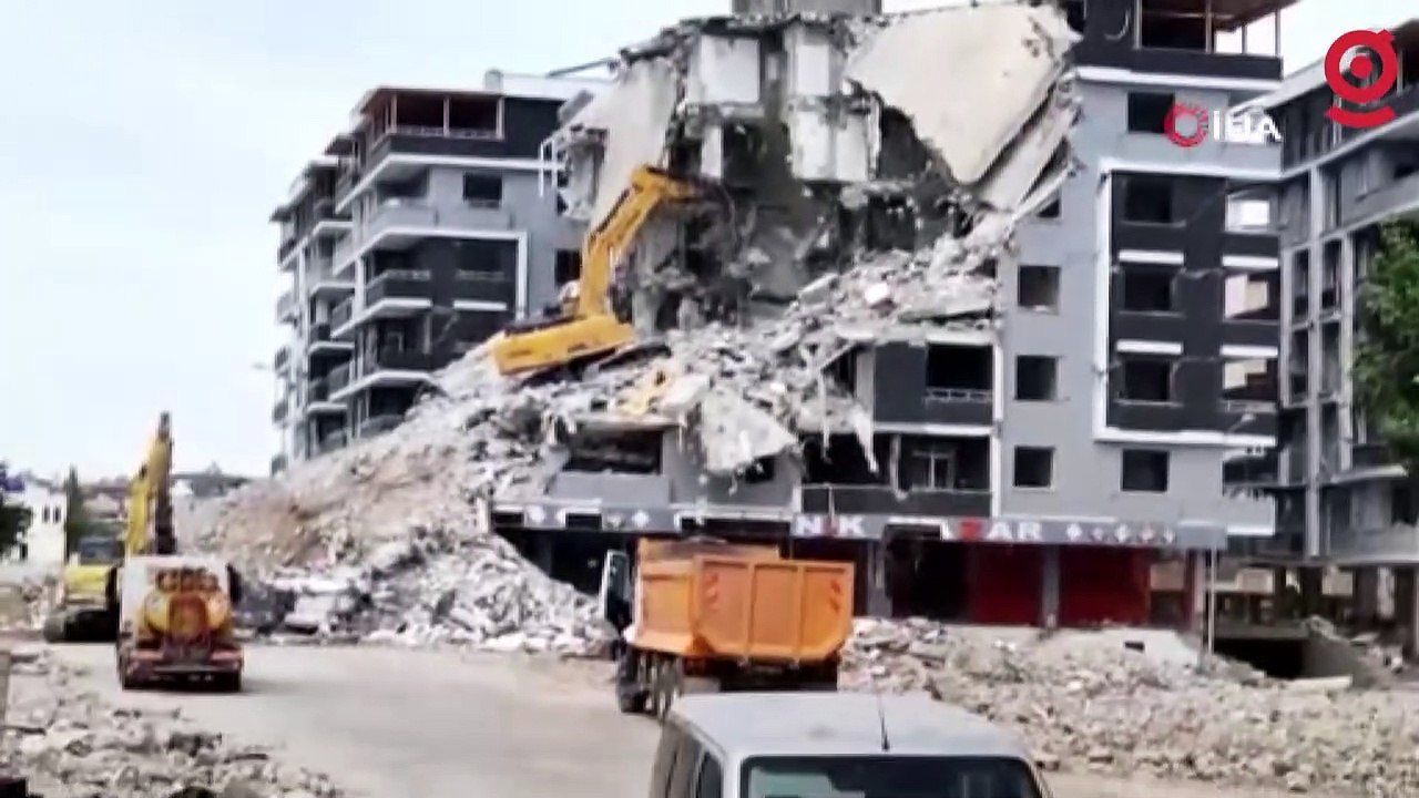 Ağır hasarlı binayı yıkan kepçe operatörü enkaz altında kaldı