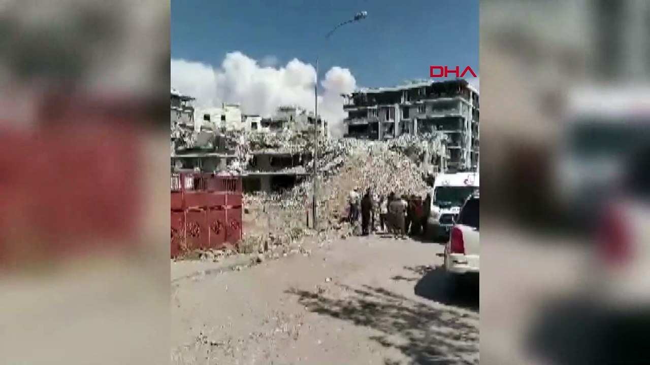 Depremde ağır hasar alan binayı yıkan kepçe operatörü enkaz altında kaldı