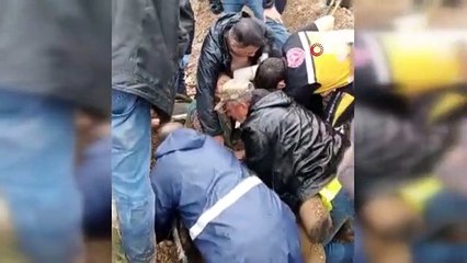 Selin dağlardan getirdiği çamur 2 aracı böyle yuttu