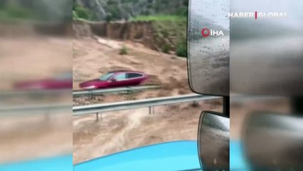 Selin dağlardan getirdiği çamur eceli oldu: Toprak 2 aracı böyle yuttu!