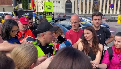 Tito Álvarez atiende a los medios durante la huelga de taxis en Barcelona