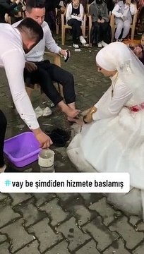 Düğünde çekilen bu görüntü sosyal medya kullanıcılarını ikiye böldü