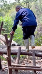 Panda Hua HuaBreeder(谭爷爷) is feeding Huahua