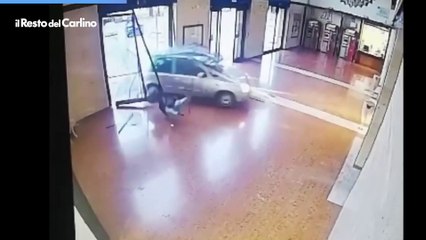 Un auto sfonda la stazione di Fabriano e finisce sui binari: il video
