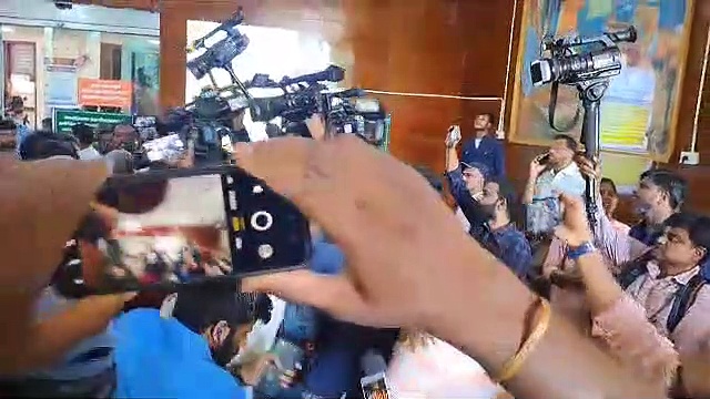 அமைச்சர் செந்தில் பாலாஜியிடம் உடல் நலம் குறித்து விசாரித்த சபரீசன்