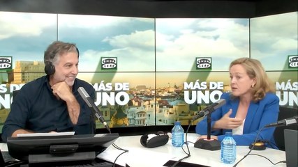 ¡Para no perdérselo! La impagable sonrisa de Carlos Alsina frente a los babosos elogios que Nadia Calviño hace de Pedro Sánchez