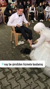 Cette image prise lors du mariage a divisé les utilisateurs des médias sociaux en deux.