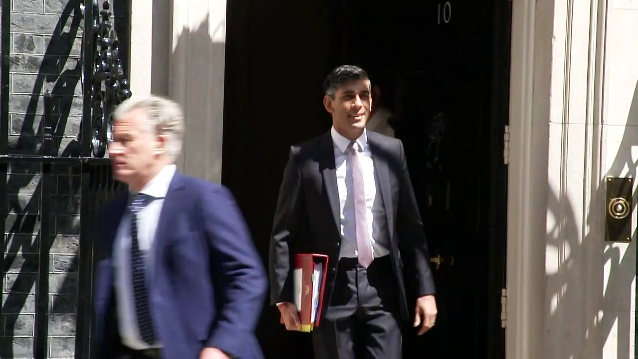 Sunak leaves Number 10 for PMQs