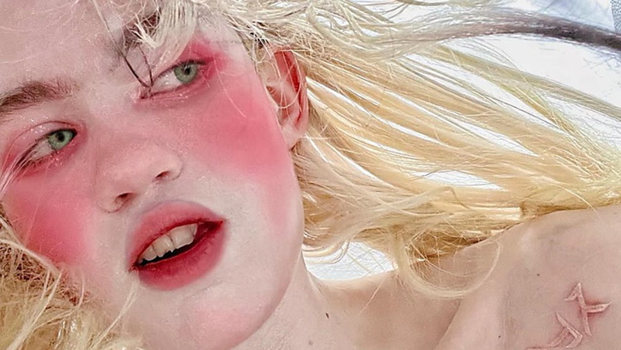 Musk-Freundin Grimes: Tattoo-Transformation zum Alien