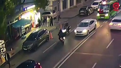 Descargar video: Sürücü hataları kazaları beraberinde getirdi... Mayıs ayında yaşanan trafik kazaları KGYS kameralarına yansıdı