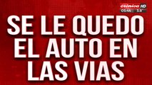 Se le quedó el auto sobre las vías... ¡y casi la embiste el tren!