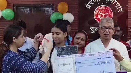 सुलतानपुर: मेधावी छात्र-छात्राओं को किया गया सम्मानित, टेबलेट पाकर खिले चेहरे