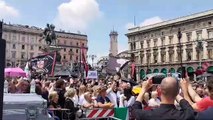 Funerali Silvio Berlusconi, coro di milanisti in piazza Duomo: 