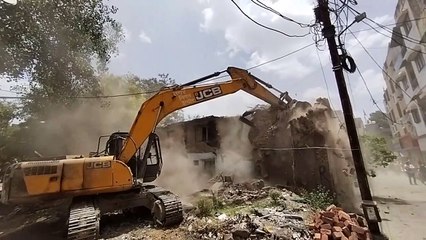 नगर निगम ने जंगमपुरा में खतरनाक मकान गिराया