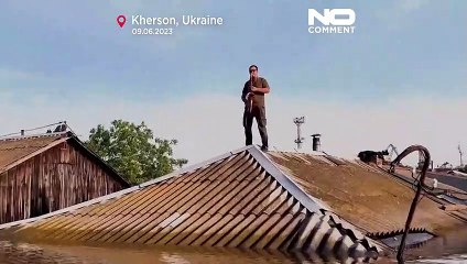 Ukraine : il joue du saxophone sur le toit d'une maison inondée