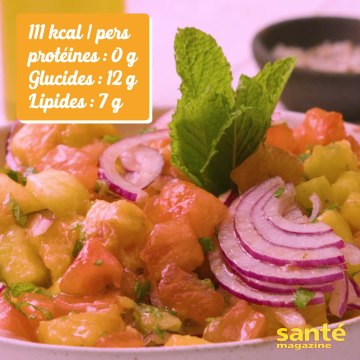 Recette de la salade aux tomates, aux oignons et aux pèches en vidéo
