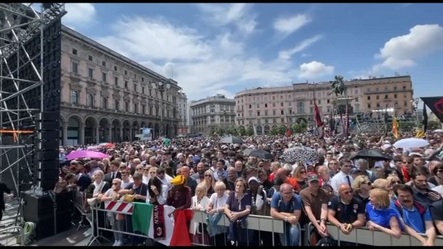 Funerali Berlusconi, parte feretro da Arcore, applauso in piazza Duomo