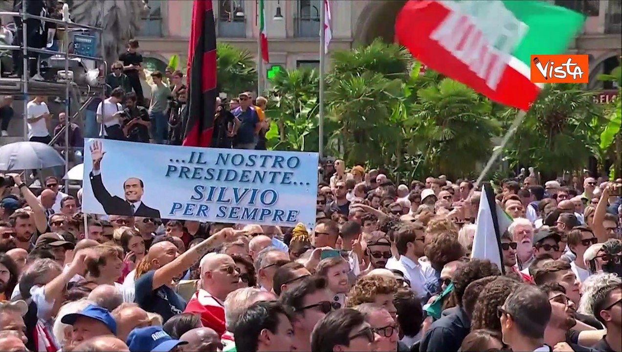 "Silvio per sempre", il cartello al Duomo di Milano tra la folla in attesa del funerale