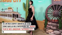 Maya Thurman Hawke, la cuffia sul red carpet è un tocco di stile