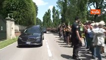 Il carro funebre di Silvio Berlusconi lascia Arcore, tanta gente in strada per omaggiarlo