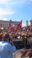 Funerali Berlusconi, applausi e cori in piazza dopo l'ingresso del feretro