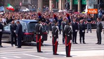 Il feretro di Silvio Berlusconi arriva al Duomo, un applauso fragoroso lo omaggia