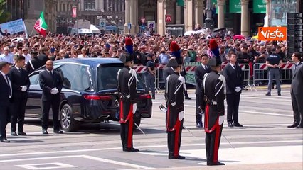 Bandiere del Milan e cori da stadio in piazza Duomo per Berlusconi: "C'? solo un Presidente"