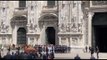 L'arrivo tra gli applausi del feretro di Berlusconi in piazza Duomo