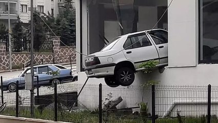 Ankara'da kaldırıma çarpıp havalanan otomobil, binada asılı kaldı