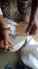 Télécharger la video: Pebbles coming out of wheat distributed from ration shops