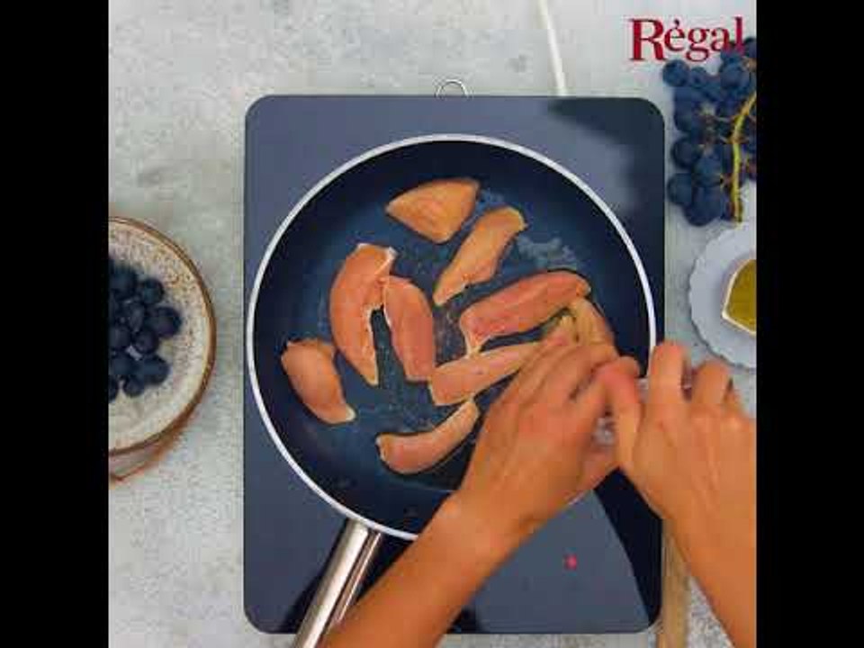 Aiguillettes de poulet, prunes et raisins noirs