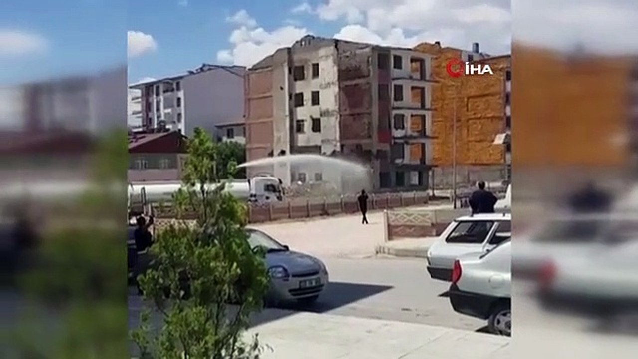 Un bâtiment de 5 étages à Elazig s'est effondré avec un son de klaxon