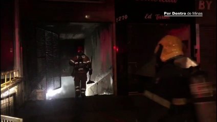 Incêndio em garagem de prédio atinge quase 20 veículos no bairro Buritis, em BH