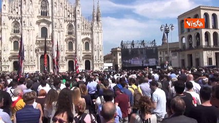 In 10mila in Piazza Duomo a Milano per l'ultimo saluto a Berlusconi