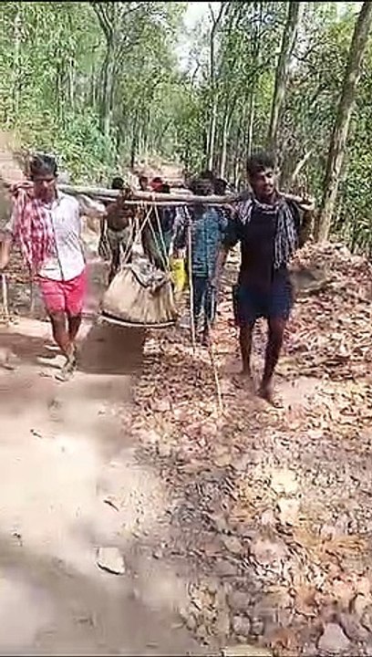 खाट पर 7 किमी शव ढोकर गांव पहुंचे परिजन