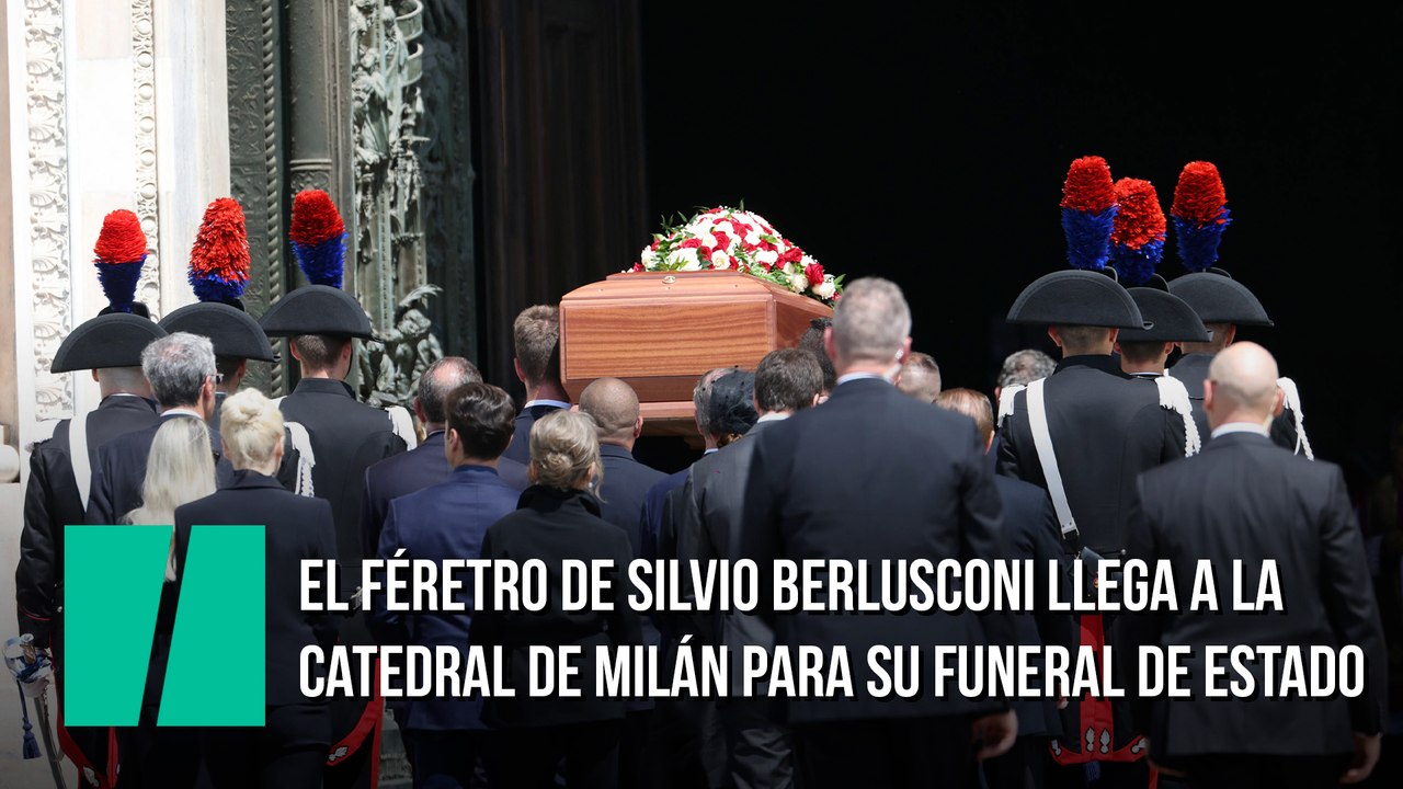 El féretro de Silvio Berlusconi llega a la catedral de Milán para su funeral de Estado