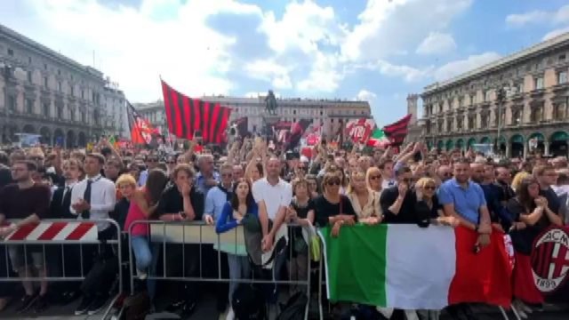 Il feretro di Berlusconi sul sagrato dopo l'uscita dal Duomo, cori e applausi