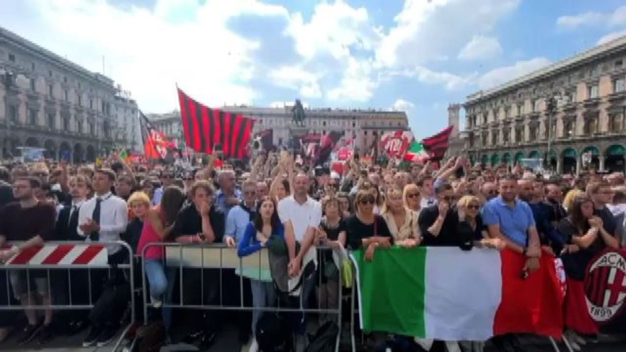 Il feretro di Berlusconi sul sagrato dopo l'uscita dal Duomo, cori e applausi