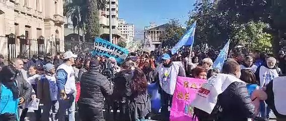Una nueva marcha docente y de organizaciones sociales llevó sus reclamos hasta Plaza Belgrano