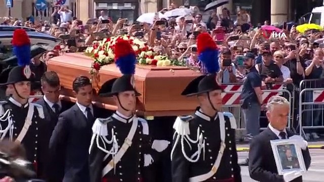 Eski İtalya Başbakanı Berlusconi fils yolculuğuna uğurlanıyor