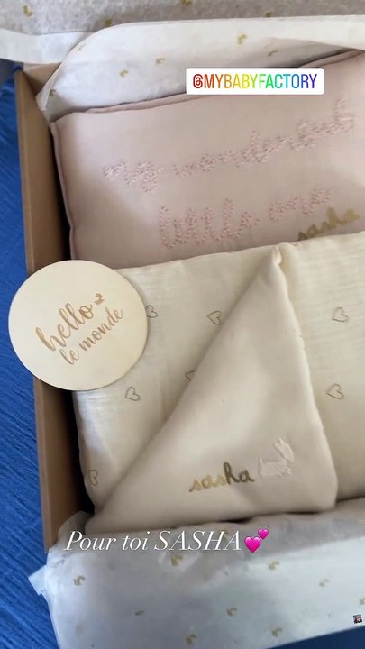 De jolis vêtements et du linge brodés au nom de la petite fille