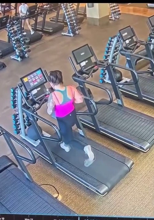 Cette femme fait une chute spectaculaire d'un tapis de course à la salle de sport et perd son legging !