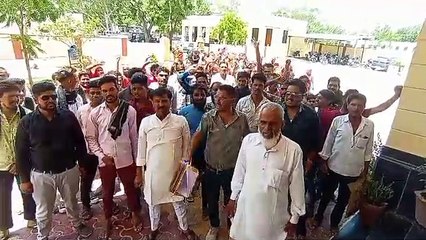 अतिक्रमण बताकर नोटिस थमाने पर ग्रामीणों में उबाल