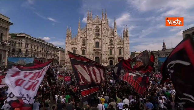 Berlusconi Al? , il coro all'uscita del feretro dal Duomo di Milano dopo i funerali di Stato