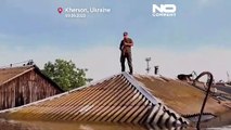 شاهد: موسيقى فوق الماء وتحت وابل من النيران.. أوكراني يعزف النشيد الوطني وسط فيضانات سد كاخوفكا